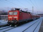 Statt 112 133-4 bespannte,am 06.Februar 2012,143 641-9 den RE 13030 von Binz nach Stralsund.Aufnahme in Bergen/Rgen.