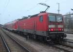 143 002-4 mit Fuball-Sonderzug 18421 von Rostock Hbf nach Dresden Hbf kurz vor der Ausfahrt im Rostocker Hbf.19.03.2016