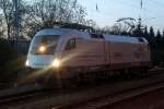 Der Raildox-Taurus ES 64 U2-102 sagte den Fotografen am 05.05.2013 um 04:57 Uhr im Bahnhof Rostock-Bramow Guten Morgen.