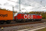 Die ÖBB 1293 199-6 (91 81 1293 199-6 A-ÖBB), eine Siemens Vectron MS (X4E) der Variante A60 (Länderpaket) fährt am 06.11.2021 mit einem Containerzug durch Betzdorf (Sieg) in