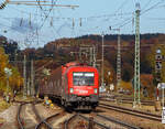 Der Taurus 2 ÖBB 1116 041 „Carmem & Christian“ (91 81 1116 041-5 A-ÖBB) kommt am 26.10.2021in Amstetten (Württ) mit einem langen Güterzug die Geislinger Steige hinauf.