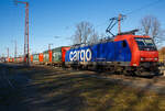 Die an die SBB Cargo International AG vermietete SBB Cargo Re 482 024-7 (91 85 4482 024-7 CH-SBBC) fährt am 07.02.2023 mit einem KLV-Zug durch Ruderdorf (Kr.