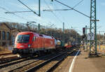Die ÖBB 1116 136 (91 81 1116 136-3 A-ÖBB) fährt am 02.03.2023 mit einem KLV-Zug durch Betzdorf (Sieg) in Richtung Siegen.