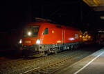 Frühmorgens in Betzdorf (Sieg)....
Die ÖBB 1116 1145 (91 81 1116 145-4 A-ÖBB) fährt am 21.03.2023 (4:19 Uhr) mit einem KLV-Zug durch Betzdorf (Sieg) in Richtung Köln.

Der Taurus II, eine elektrische Universallokomotive vom Typ SIEMENS ES64U2 wurde 2003 von Siemens unter der Fabriknummer 20866 gebaut und an die ÖBB (Österreichische Bundesbahnen) als 1116 145-2 geliefert. Sie hat die Zulassungen für Österreich und Deutschland.
