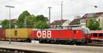 ÖBB Siemens Vectron 91 81 1293 056-8 A-ÖBB mit Containerzug in Ulm am 11.05.2023.