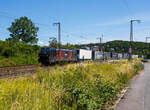 Die an die HELROM GmbH (Frankfurt am Main) vermietete SIEMENS Vectron MS 5370 069-4   CAMERON   / 6193 238 (91 51 5370 069-4 PL-ID) der CARGOUNIT Sp. z o.o. (Wrocław / Breslau) fährt am 28 Juni 2024 mit dem HELROM Trailer Zug Wien – Düsseldorf, einem besonderen KV-Zug, durch Rudersdorf (Kreis Siegen) in Richtung Siegen / Köln.

Die Siemens Vectron MS wurde 2023 von Siemens Mobility GmbH in München-Allach unter der Fabriknummer 23364 gebaut und im November 2023 an die CARGOUNIT Sp. z o.o. in Wrocław/Polen (Breslau) geliefert. Diese Vectron Lokomotive ist als MS – Lokomotive (Mehrsystemlok) mit 6.400 kW Leistung und 200 km/h Höchstgeschwindigkeit konzipiert. Hier in der Version A 10 hat sie die Zulassungen für Polen, Deutschland, Österreich, Niederlande, Slowakei, Rumänien, Ungarn und Bulgarien (PL/D/A/NL/SK/RO/H/BG). Tschechien (CZ) ist z.Z. nach durchgestrichen. Die SIEMENS Vectron MS der Version A 10 besitzt die Zugsicherungssysteme ETCS BaseLine 3, sowie
für Deutschland (PZB90 / LZB80 (CIR-ELKE I)), 
für Österreich (ETCS Level 1 mit Euroloop, ETCS Level 2, PZB90 / LZB80),
für Polen (SHP)
für Tschechien und Slowakei (LS (Mirel))
für Ungarn (ETCS Level 1, EVM (Mirel))
für Rumänien (PZB90)
und für die Niederlande (ETCS Level 1, ETCS Level 2, ATB-EGvV)

Die CARGOUNIT Sp. z o.o. in Wrocław (Breslau) / Polen wurde 2003 gegründet und stieg 2012 in das Leasinggesellschaft für Lokomotiven ein. Aktuell verfügt Cargounit über einen Fuhrpark von insgesamt 220 Lokomotiven. Das Unternehmen ist der größte Verleiher von Lokomotiven in Polen und die Nummer 5 in Europa. Ende Februar 2024 unterzeichnete CARGOUNIT mit Siemens Mobility einen Vertrag über weitere bis zu 100 Lokomotiven.