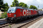 Die ÖBB 1293 190-5 (91 81 1293 190-5 A-ÖBB), eine Siemens Vectron MS (X4E) der Variante A60 (Länderpaket) fährt am 04 Juli 2024 mit einem gedeckten Güterzug (Schiebewandwagen)