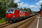 Die �BB 1293 103 (91 81 1293 103-8 A-�BB), eine Siemens Vectron MS (X4E) der �BB-Produktion GmbH, f�hrt am 07 Juni 2026 mit einem langen gedeckten G�terzug (Schiebewandwagen der Gattung Hbbins) durch den Bahnhof Scheuerfeld (Sieg) in Richtung K�ln.

Die SIEMENS Vectron MS / X4E wurde 2024 von Siemens in M�nchen-Allach unter der Fabriknummer 23799 und an die �BB - �sterreichische Bundesbahnen (�BB-Produktion GmbH) geliefert. Sie ist in der Variante A35-1a ausgef�hrt und hat so die Zulassungen f�r A, D, I, SLO, CZ, SK, H, PL und HR. Von der Variante A35 hat die �BB insgesamt 123 Loks (1293 001-123).