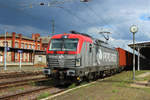 PKP-Cargo 193 502 kam mit einem China-Containerzug von Malaszewice nach Hamburg (Vandalismus-Umleiter) aus Richtung Magdeburg und mußte über Gleis 4 weiter in Richtung Wittenberge fahren,