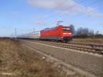 101 030-5 schiebt den IC nach Oldenburg bei Leipzig-Halle Flughafen.