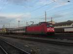 101 061-0 fhrt bei der Einfahrt in den Salzburger Hauptbahnhof an einem Ungarischen  Taurus  vorbei.