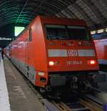 Die 101 004-0 steht mit einem IC am 28.09.2012 im Hbf Frankfurt am Main zur Abfahrt bereit.
