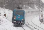 101 016-4 mit UNICEF-Werbung fährt bei heftigem Winterwetter über die Geislinger Steuge am 13.02.2009.
