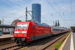   Die 101 005-7 (91 80 6101 005-7 D-DB) schiebt am 01.06.2019 einen IC durch den Bahnhof Köln Messe/Deutz in Richtung Hauptbahnhof.