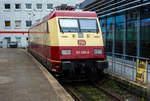 Die DB 101 001-6 „RHEINGOLD“ (91 80 6101 001-6 D-DB) vom DB Museum Koblenz (BSW—Freizeitgruppe) ist am 30 Dezember 2024 beim Hauptbahnhof Köln auf dem Stumpfgleis neben dem