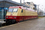 Die DB 101 001-6 „RHEINGOLD“ (91 80 6101 001-6 D-DB) vom DB Museum Koblenz (BSW—Freizeitgruppe) ist am 30 Dezember 2024 beim Hauptbahnhof Köln auf dem Stumpfgleis neben dem