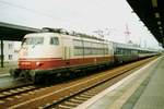 Am 20 Juli 1998 steht 103 216 mit ein Nachtzug aus paris Est in Potsdam.