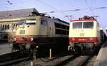 103 136-8 und 120 005-4 in Nürnberg am 11.07.1982. Zwischen den Gleisen steht die Putzbürste und ein Eimer für die Scheibenreinigung bereit.