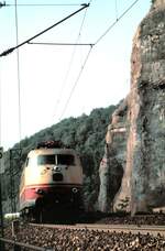 103 151-7 mit IC auf der Geislinger Steige unterhalb des Mühltalfelsens am 21.08.1982.