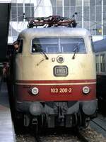 103 200-2 in München Hbf am 25.04.1982.