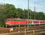 br-110-e10/198081/110-453-8-mit-nahverkehrszug-abgestellt-am 110 453-8 mit Nahverkehrszug abgestellt am 16.08.2008 im Bahnhof Norden Norddeich, aufgenomen aus fahrendem IC.