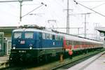 br-110-e10/637578/die-blaue-stuttgarterin-110-228-steht Die Blaue Stuttgarterin 110 228 steht am 24 Mai 2002 in Singen (Hohentwiel).