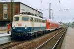 Am 24 februar 1998 durchfahrt 110 412 Recklinghausen Hbf.