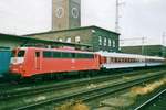 Am 17 Juli 1999 steht 110 254 abgestellt in Düsseldorf Hbf.