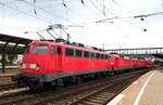 110 459-0 mit Schadzug eingereiht sind 120 119-3 und 120 124-3 und diverse Wagen in Ulm am 12.07.2014.