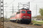110 443-9 schiebt einen Nahverkehrszug bei Neu-Ulm Pfuhl am 09.04.2009.