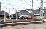 218 276-4 und 110.3 in der Bahnhofshalle in Karlsruhe am 17.04.1982.