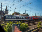 Mit 67 Jahren immer noch im Einsatz, die 110 198-9 (91 80 6110 198-9 D-TRAIN) der TRI Train Rental GbR (Eckental-Eschenau) mit dem Steuerwagen (mit Wittenberger Kopf) 50 80 80-35 157-2 der Gattung