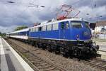 Noch alter als die 111er sind die 110er unjd auch davon hat TRI einige in Ersatzgarnitur-Einsatz auf u.A. die RB37 Krefeld Hbf<=>Neuss Hbf. Meistens sind ex-DB Cargo 145er oder ex-DB Regio 111er unterwegs, aber am 20 Augustus 2026 steht TRI 110 448 in Quasi-Museumsoutfit mit der RB37 in Krefeld-Oppum (Oppum vons Lateinisches Oppidium, wass Siedlung bezeichnet). Die TRI-Farben am N-Wagen sind mit der Bahnhof   das moderne auf dieses Bild. Die B�gelfalte 110er mit N-Wagen gab es hier sch�n in die 60er Jahren. Ob die neue Triebz�ge auch die 60+ Jahresgrenze erreichen werden? 