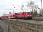 111 006-3 kurz vor der Ausfahrt aus dem Bahnhof von bersee in  Richtung Salzburg.