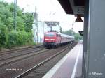111 159 schiebt den RE aus Venlo durch D�sseldorf-V�lklingerstrasse.