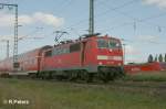 111 219-2  zieht ein RE M�nchen an Regensburg Ost.