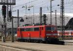 111 022-0 bei einer Rangierfahrt im   Vorfeld des Münchner Hauptbahnhofs am 11.