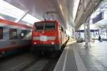 111 036 steht Einsatzbereit im Salzburger Hauptbahnhof.