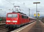 DB: Im Regionalverkehr Basel Badischer Bahnhof-Offenburg sind die DB Regio Altbaulokomotiven der BR 111 aus den Jahren 1975 bis 1984 nach wie vor unentbehrlich. 111 048-5 mit alten Wagen bei der Ausfahrt Weil am Rhein in Richtung Offenburg am 8. Januar 2015. Besonders zu beachten sind die verschiedenen Stromabnehmer der BR 111.
Foto: Walter Ruetsch 
