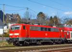   Die 111 093-1 (91 80 6111 093-1 D-DB) der DB Regio NRW erreicht gleich am 04.04.2015, mit dem RE 9  (rsx - Rhein-Sieg-Express) Siegen - Köln - Aachen  den Bahnhof Brachbach/Sieg.