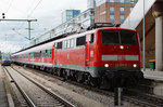 DB: Die 111 048-5 mit ihrem N-Wagen-Zug von Offenburg nach Basel Badischer Bahnhof bei einem Zwischenhalt in Freiburg im Breisgau am 21.Juni 2016.