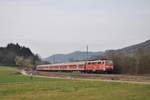 111 074 war am 08.02.2020 als RE90 nach Nürnberg Hbf unterwegs und passiert auf dem Foto gerade den ehemaligen Haltepunkt Schleißweiler.
