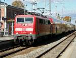 111 065-9 mit Dosto-Zug in Memmingen am 23.10.2021.