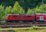 Die 111 116-0 (91 80 6111 116-0 D-DB) der DB Regio NRW schiebt den RE 9 (rsx - Rhein-Sieg-Express) Siegen - Köln - Aachen am 17.05.2012 von Betzdorf/Sieg weiter in Richtung Köln.