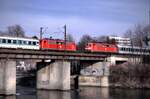 Begegnung von zwei Nahverkehrszügen mit 111 auf der Donaubrücke bei Ulm 111 024-6 und 111 044-4 am 21.03.2002.