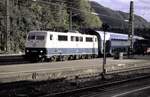 111 225-9 mit Doppelstockzug in Geislingen/Steige am 04.10.2001.