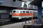 111 123-6 mit Nahverkehrszug (Silberlinge) in Köln am 25.09.1982.