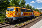 Die SR 075 / 111 075-8 (91 80 6111 075-8 D-ZUG) der smart rail GmbH (Neubiberg) im Farbkleid/mit Werbung der Firmengruppe Max B�gl, f�hrt am 15 Juli 2026 mit einem Bauzug der DB Bahnbau Gruppe,