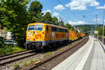 Die SR 075 / 111 075-8 (91 80 6111 075-8 D-ZUG) der smart rail GmbH (Neubiberg) im Farbkleid/mit Werbung der Firmengruppe Max B�gl, f�hrt am 15 Juli 2026 mit einem Bauzug der DB Bahnbau Gruppe,