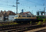 Die 111 025-3 (91 80 6111 025-3 D-TFT) der Train4Train GmbH (Bodenwerder) mit einem FlixTrain konnte ich am 12 August 2026, aus einer S-Bahn heraus bei der Anfahrt auf den Hauptbahnhof K�ln ablichten. 

Die Lok wurde 1976 von Krauss-Maffei in M�nchen-Allach unter der Fabriknummer 19762 gebaut. Damals wurde sie auch in ozeanblau/beige ausgeliefert. Nach der Ausmusterung bei der DB AG ging sie 2020 an die Train4Train GmbH und wurde wieder in ozeanblau/beige um lackiert.
